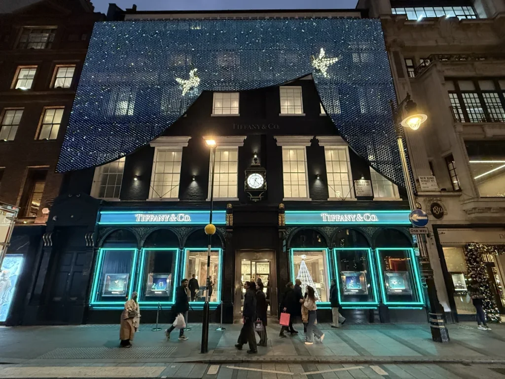 The Tiffany Store on Bond Street had what looked like a set of lit curtains in Tiffany blue draped across the top of the building whilst the windows are framed in the iconic brand colour